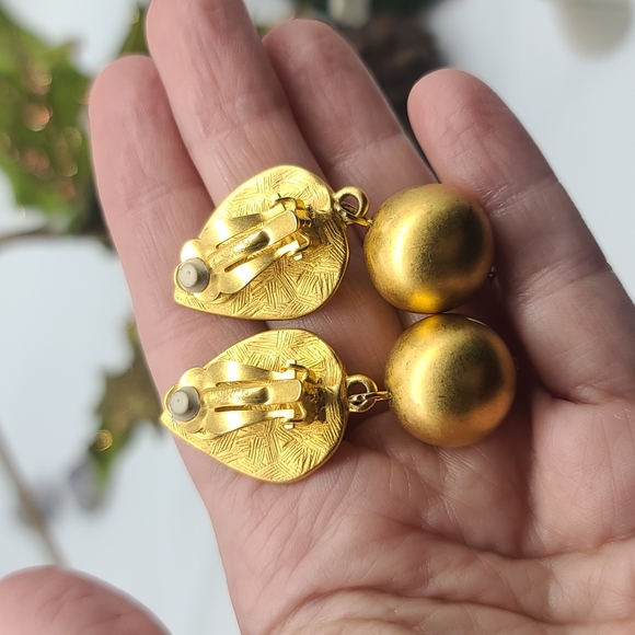 Circa 1980's-90's Givenchy Bushed Gold Clip-on Earrings- Leaves With Dangles 👑 - Picture 9 of 10